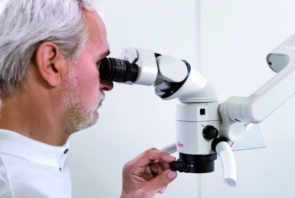 Mand kigger ind i Leicas M320 High End dentalmikroskop